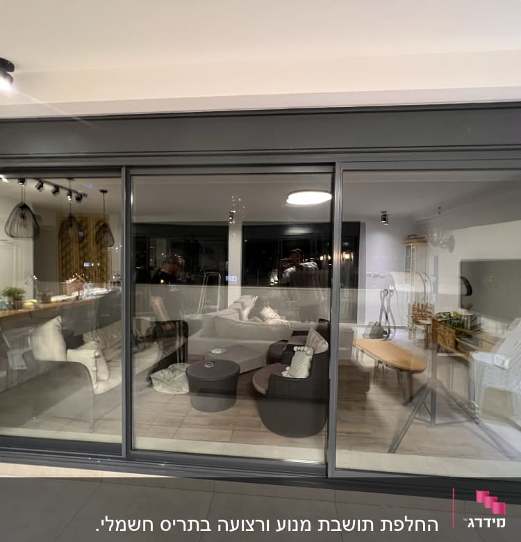 חלונות זכוכית גדולים עם תריסים אפורים